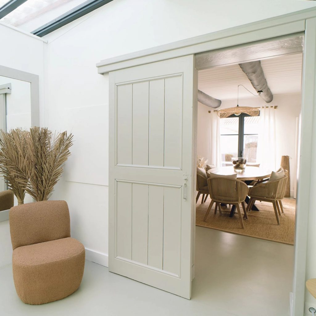 Béton ciré et mobilier peint – Un intérieur au style affirmé