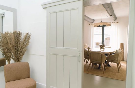Béton ciré et mobilier peint – Un intérieur au style affirmé